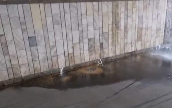 В Туле в подземном переходе из стены потекла вода