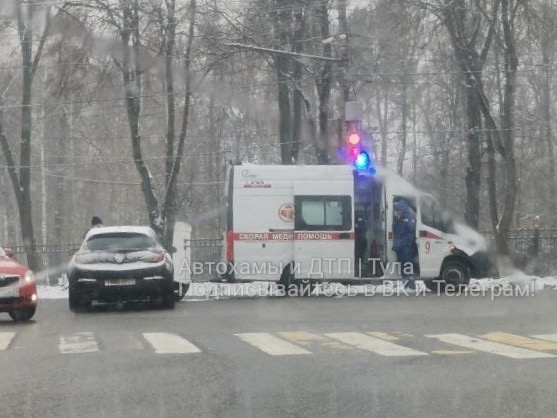 Автомобиль «скорой помощи» попал в ДТП на улице Первомайской в Туле