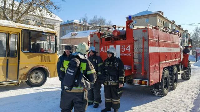 Киреевские спасатели потушили условный пожар в школе Болохово
