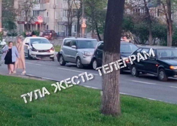 В Туле на Ложевой улице 5 мая столкнулись 4 автомобиля