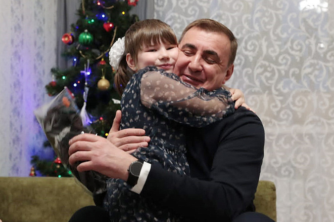Алексей Дюмин поздравил семью туляка-участника СВО с наступающим Новым годом