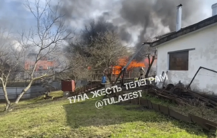 В тульском Скуратово загорелся частный жилой дом