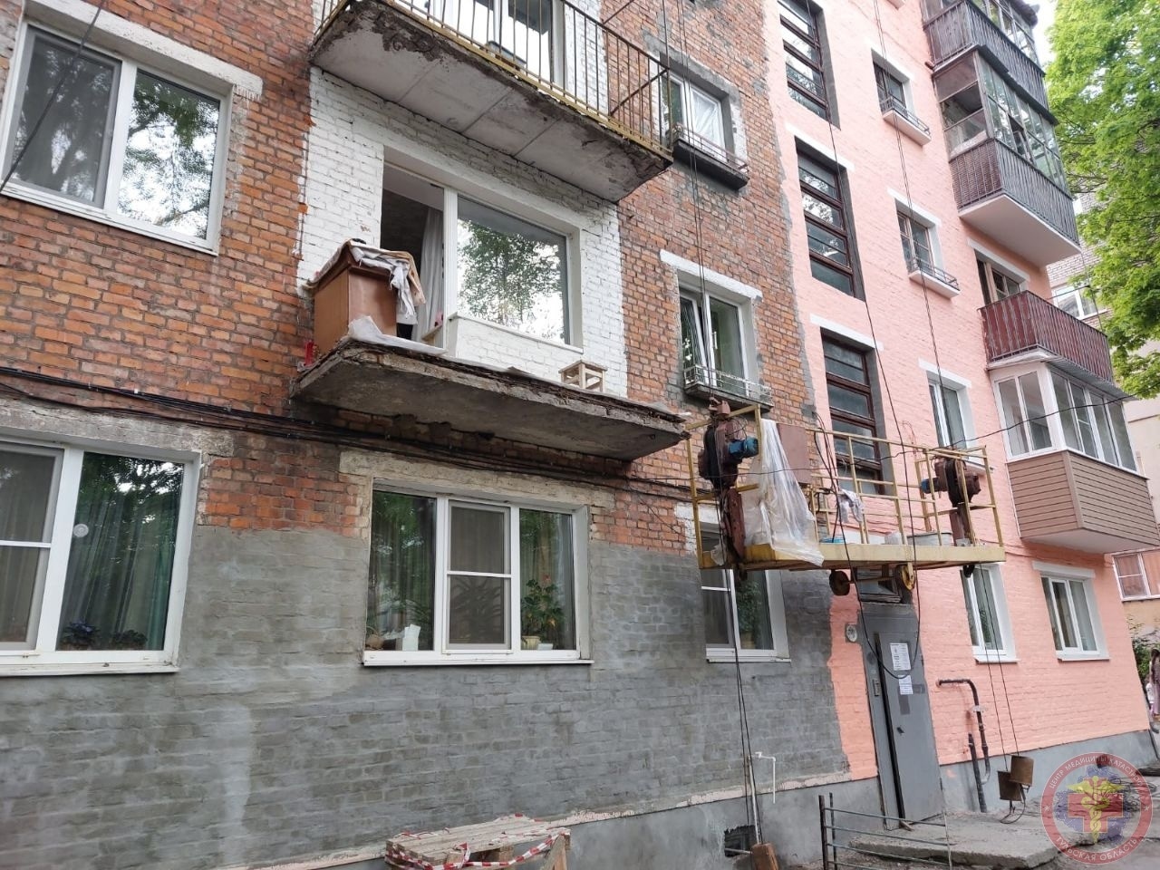 ﻿В одном из многоквартирных жилых домов в Туле обрушился балкон