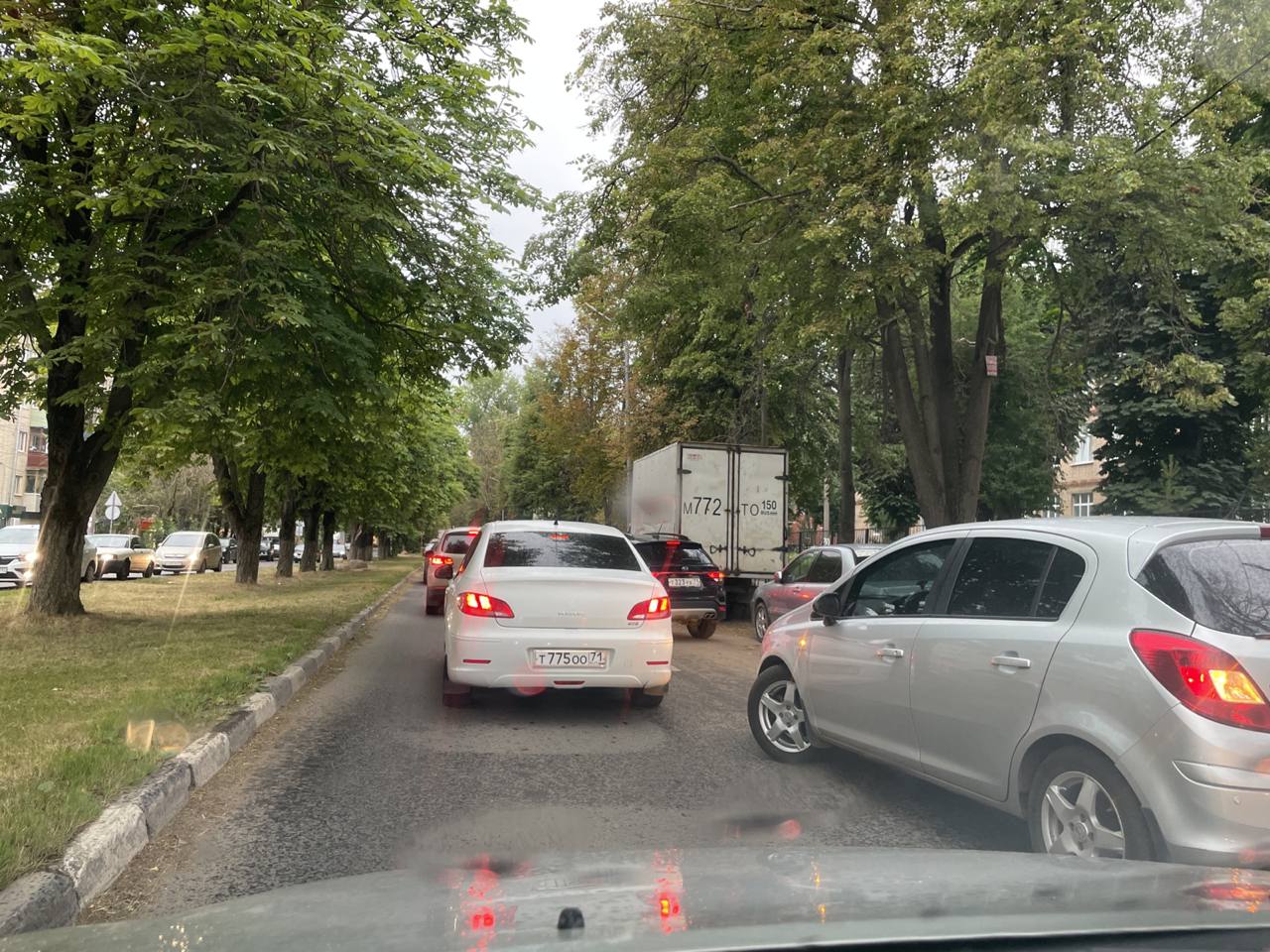 Улица Николая Руднева в Туле встала в пробке