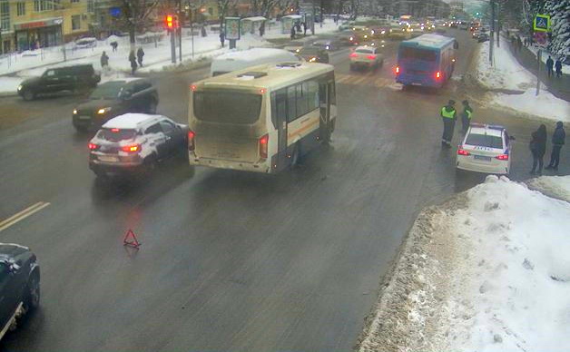 На проспекте Ленина в Туле собралась пробка из-за ДТП двух автобусов