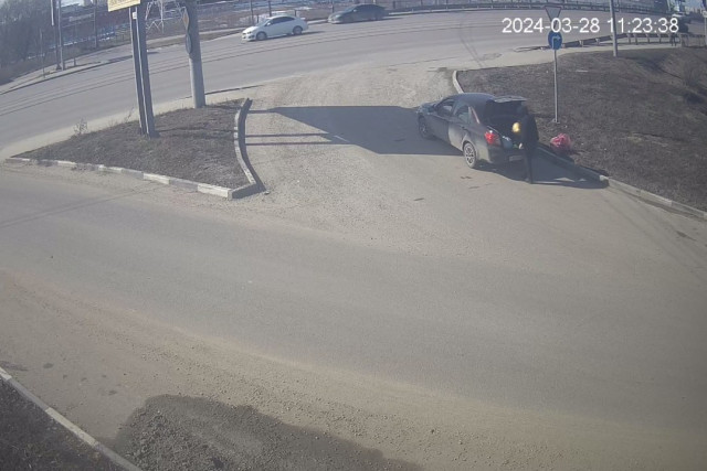 Туляк нарушил правила благоустройства, выбросив мешки с мусором на Демидовской плотине