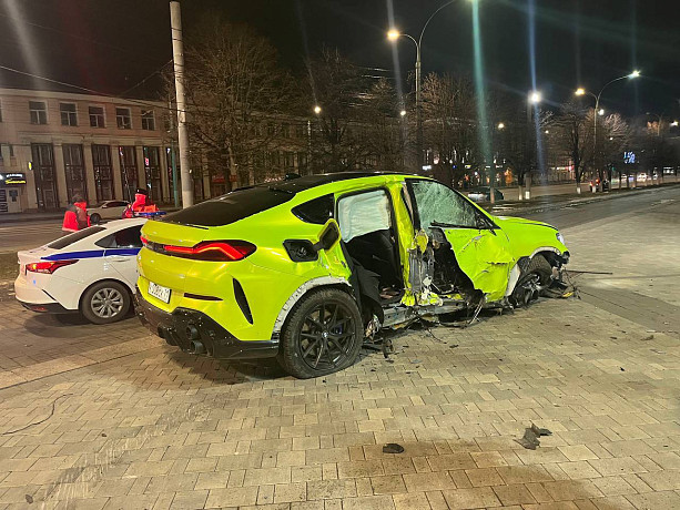 Салатовый BMW врезался в рекламный щит на главной площади в Туле: административный материал направлен в суд
