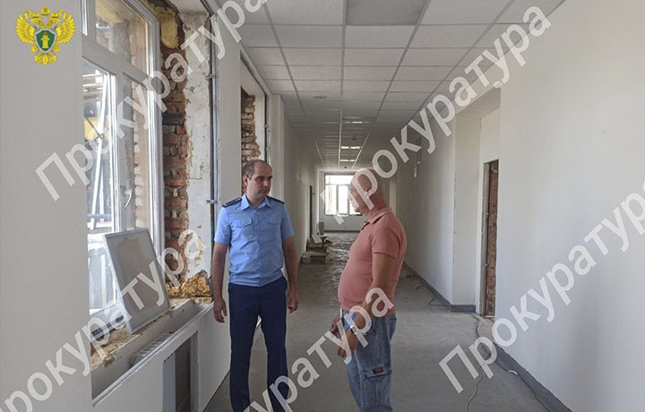 Прокуратура проверила ход ремонта в центре образования Иваньковский в Ясногорском районе