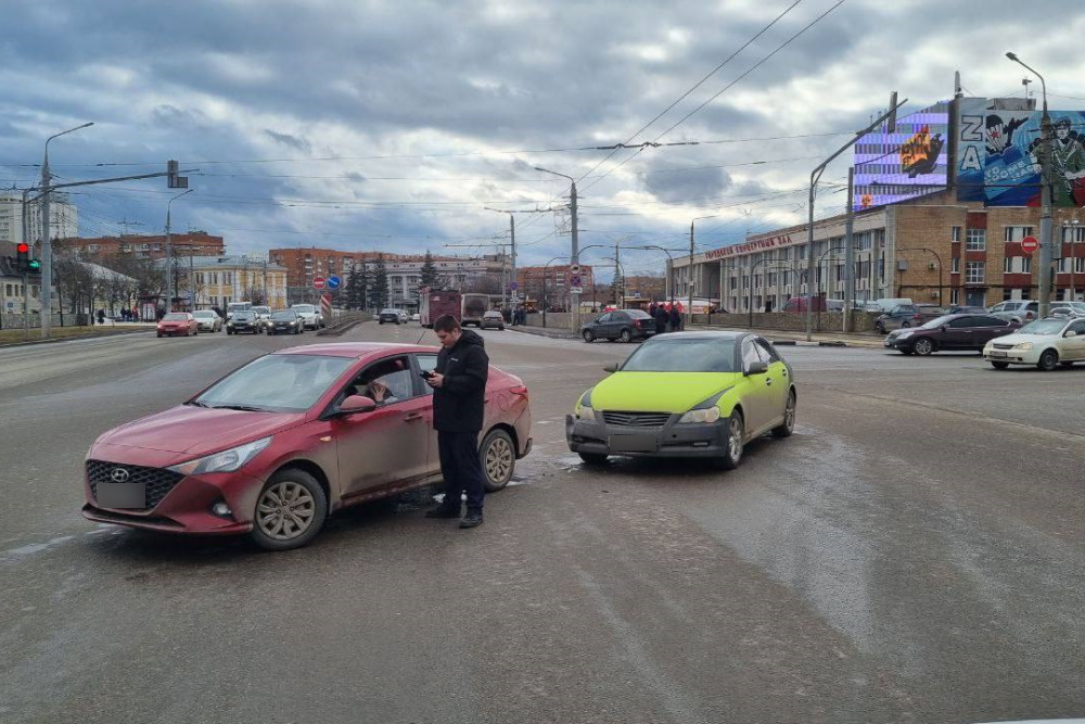 На улице Советской в Туле столкнулись Hyundai и Toyota