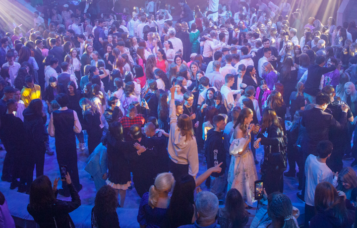 Вечер прощания с детством: как выбрать идеальный наряд на выпускной в 2026 году