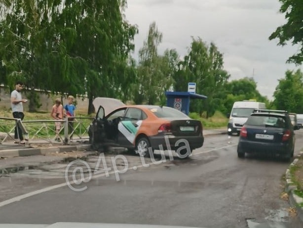 В Туле на улице Новомосковской автомобиль каршеринга снес забор
