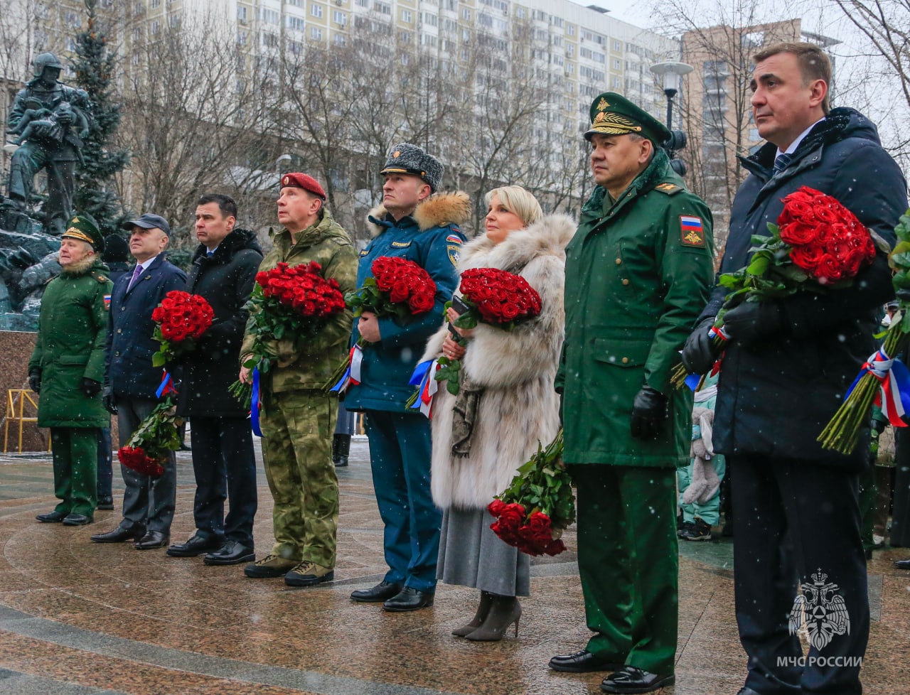 Дюмин принял участие в открытии памятнику погибшему министру МЧС России Евгению Зиничеву