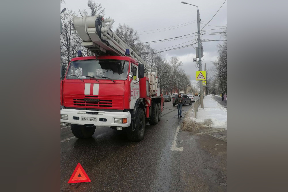 ﻿На улице Кирова в Туле легковой автомобиль столкнулся с пожарной автолестницей