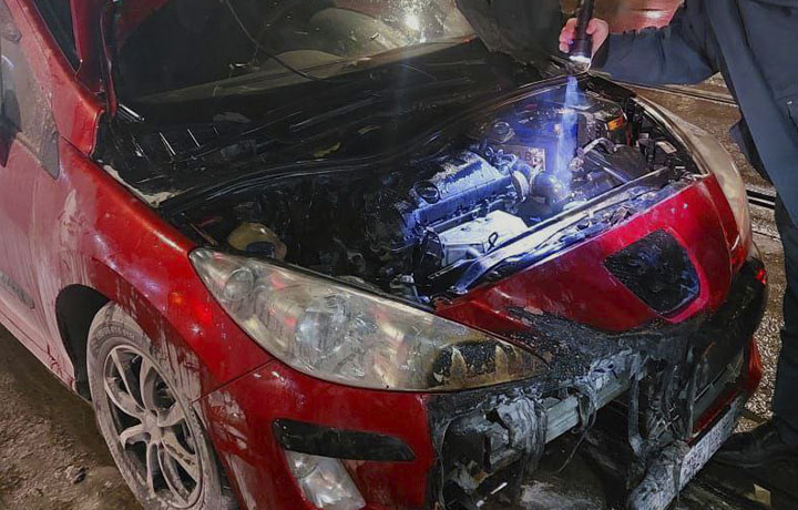 Спасатели МЧС потушили горящую иномарку на улице Октябрьской в Туле