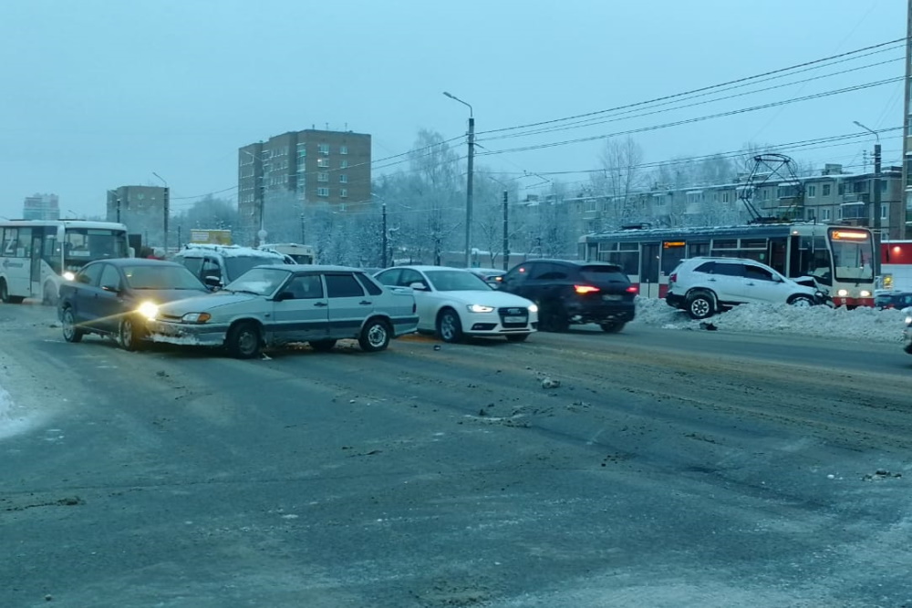 На проспекте Ленина в Туле произошло массовое ДТП из четырех машин и трамвая