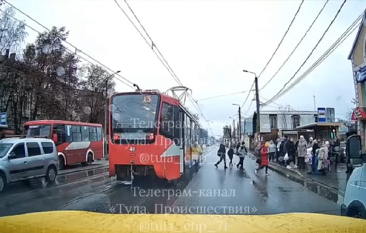 Трамвай задымился на улице Оборонной в Туле