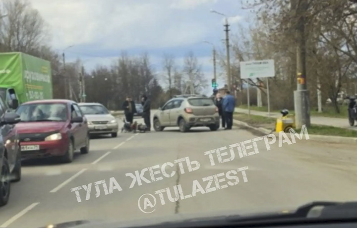 Курьер на электровелосипеде попал под машину на Одоевском шоссе в Туле