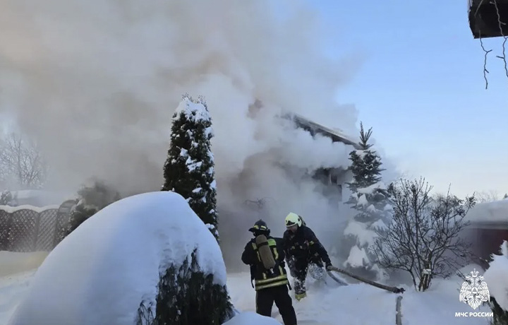 Новомосковские спасатели показали кадры тушения пожара в 20-ти градусный мороз