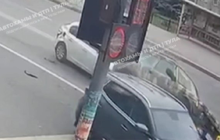 В Туле «Нива» проехала на боку между двух машин: момент попал на видео