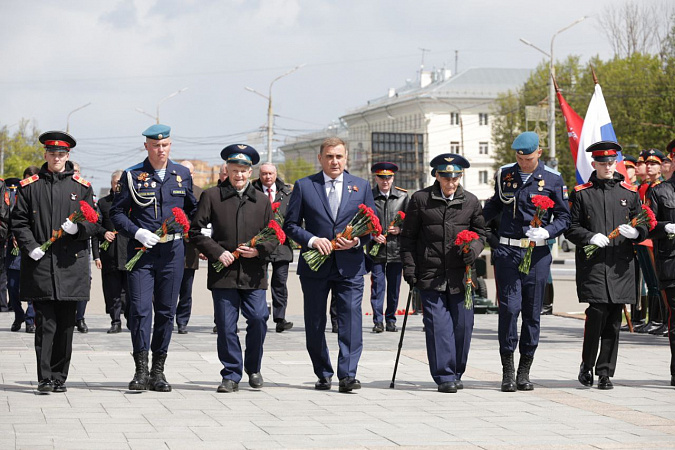 Тульский губернатор Дюмин возложил цветы к Вечному огню