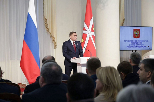 В День Конституции Губернатор Алексей Дюмин вручил награды работникам связи