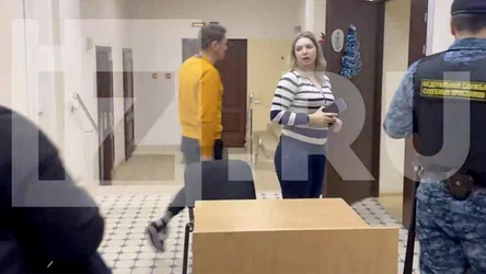 Солиста группы "Щенки" арестовали на 10 суток за непристойный вид на сцене