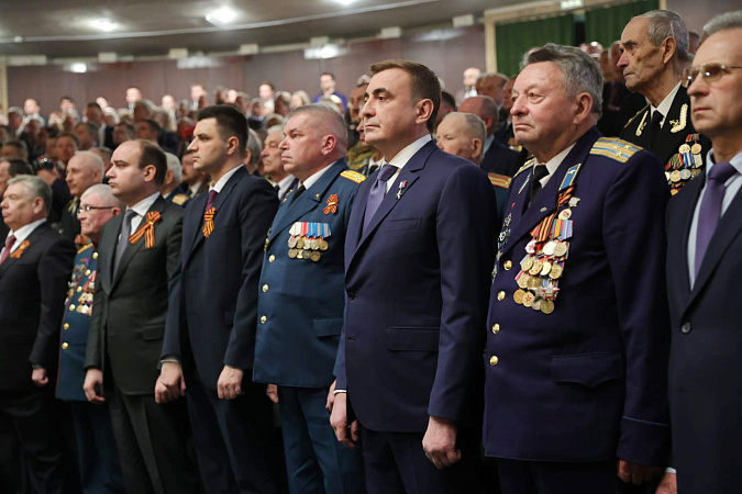 Алексей Дюмин наградил тульских ветеранов, участников СВО и выдающихся жителей ко Дню Победы