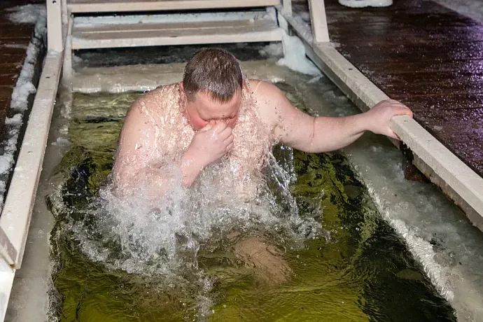 Россиянам рассказали, что есть и пить до и после купания в проруби