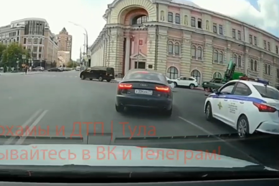 Легковушка Audi подрезала экипаж ДПС в центре Тулы