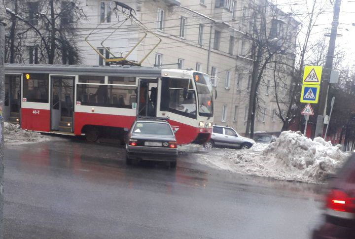 ﻿В Туле на улице Волкова произошло ДТП с легковушкой и трамваем