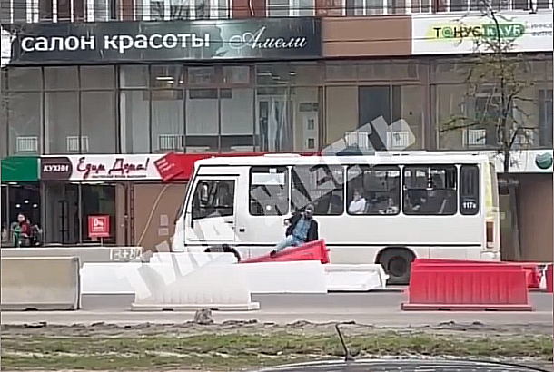 Туляк разгромил дорожные ограждения на ремонтируемом участке проспекта Ленина