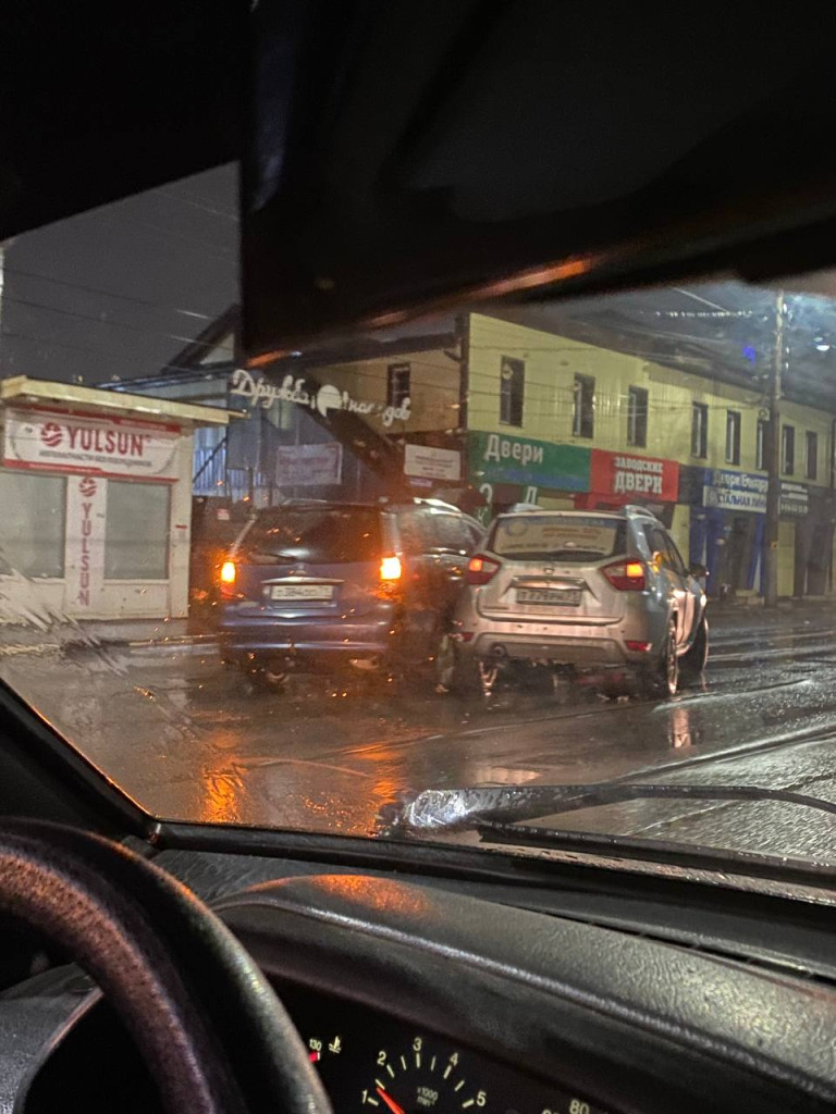 На Оборонной улице в Туле две иномарки столкнулись на трамвайных путях