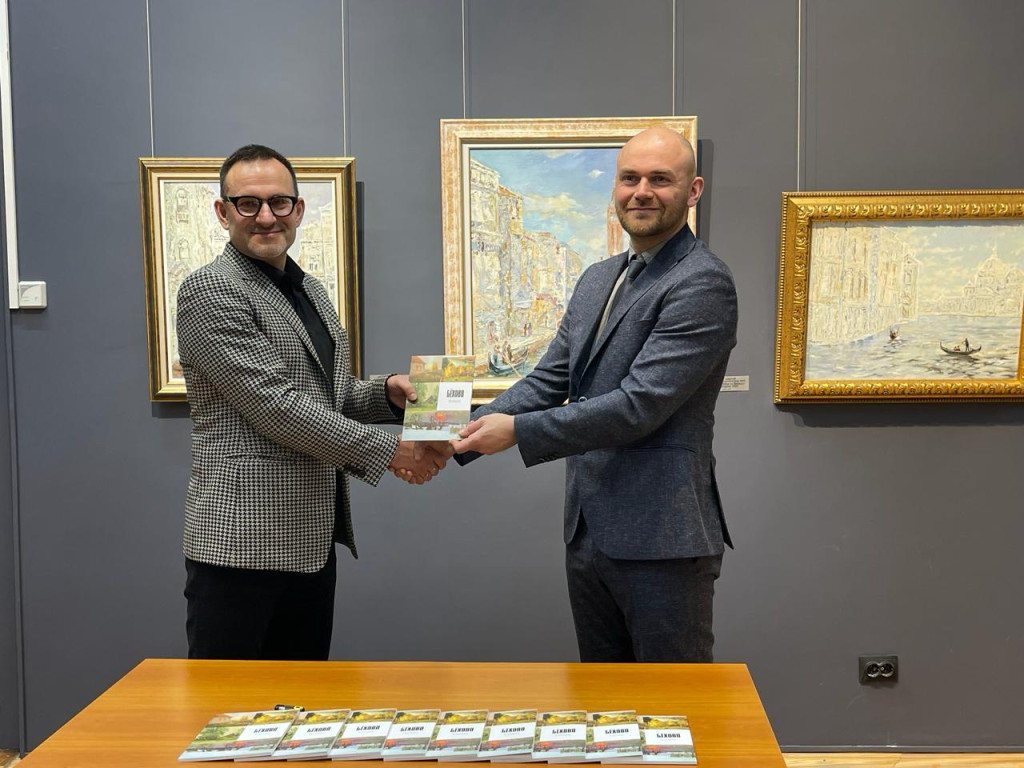 Лагерь "Тульская Республика "Поленово" подарил тульским школам сборник "Бехово.Избранное" Лагерь "Тульская Республика "Поленово" подарил тульским школам сборник "Бехово.Избранное"