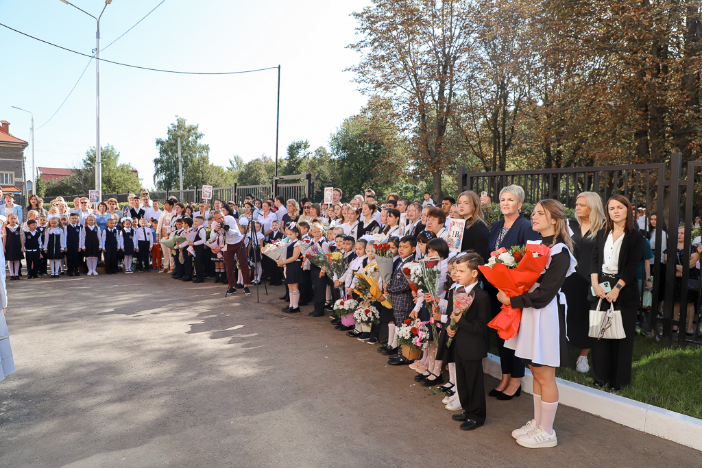 Илья Беспалов посетил праздничную линейку в тульском центре образования №43