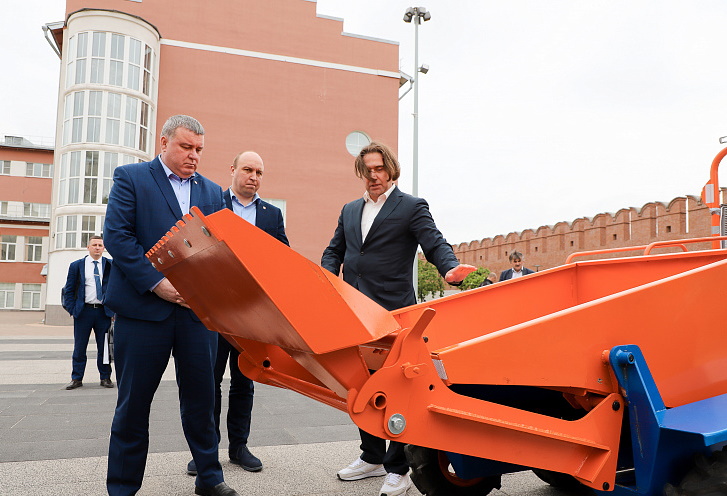 Трактор можно использовать на одном заряде до четырех часов, а заряжается он при помощи розетки и солнечных батарей / Тульская служба новостей