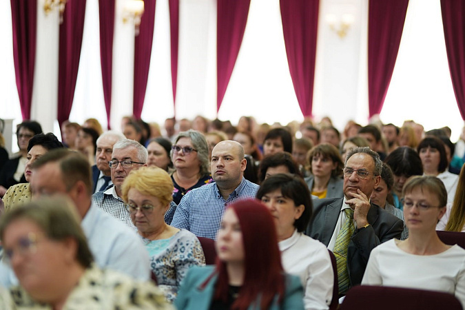 На заседании лучшим региональным работникам системы образования вручили награды / тульское правительство На заседании лучшим региональным работникам системы образования вручили награды / тульское правительство