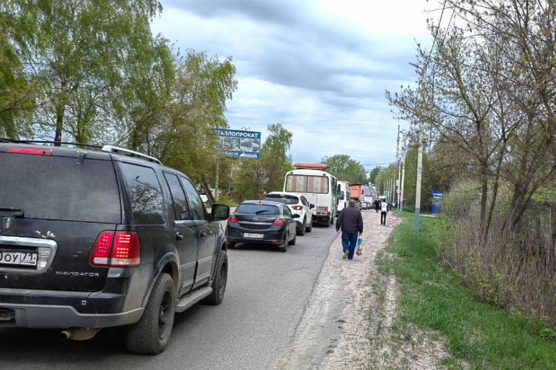 Из-за пробок люди выходят из автобусов и идут пешком / «так и живем»