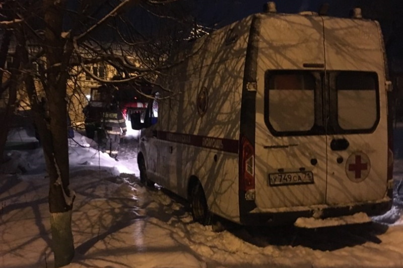 В Алексине спасатели вытащили машину скорой помощи из снежного плена
