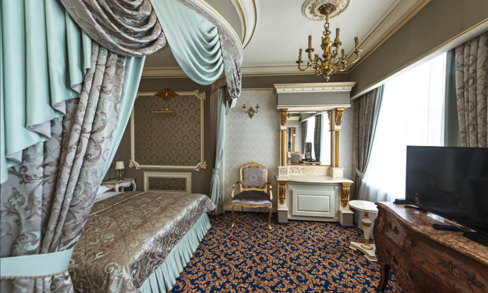 тургенев с мансардой.png