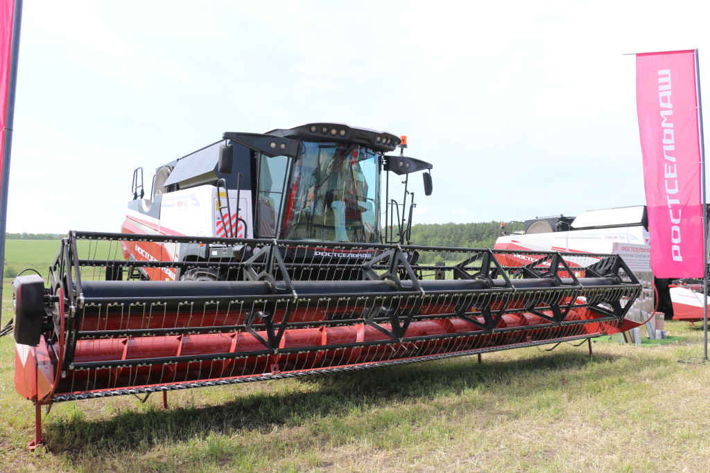 Зерноуброчный комбайн RSM 161