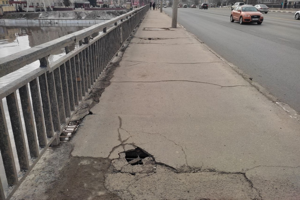 Новая яма на пешеходной части Зареченского моста / Тульская служба новостей