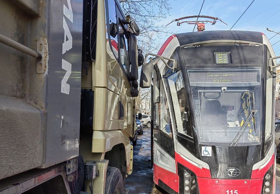 На двух улицах Тулы образовалась задержка трамваев из-за оставленных на путях машинах