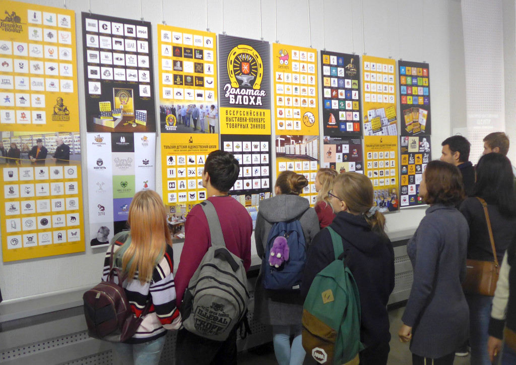 «Самое сложное – вытащить юных дизайнеров из стереотипного социума, из повседневного окружения, которое мыслит штампами. Придя в художественную школу, он смело может рисовать условное оранжевое море, если оно подходит по колориту к композиционному строю картины. В обычной школе его не поймут, и, в лучшем случае, посчитают странным. Моя педагогическая цель – раскрыть потенциал нестандартного мышления, а научить рисовать я могу любого по проверенным годами методикам. Второе гораздо проще первого».