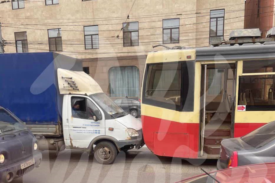 Трамвай столкнулся с газелью, когда сдавал назад / Telegram-канал «так и живем»