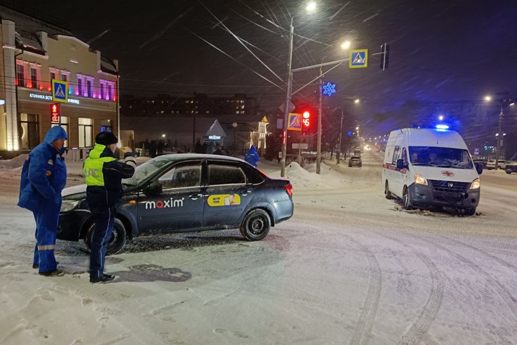 ﻿Машина скорой помощи попала в ДТП с такси на улице Лейтейзена в Туле