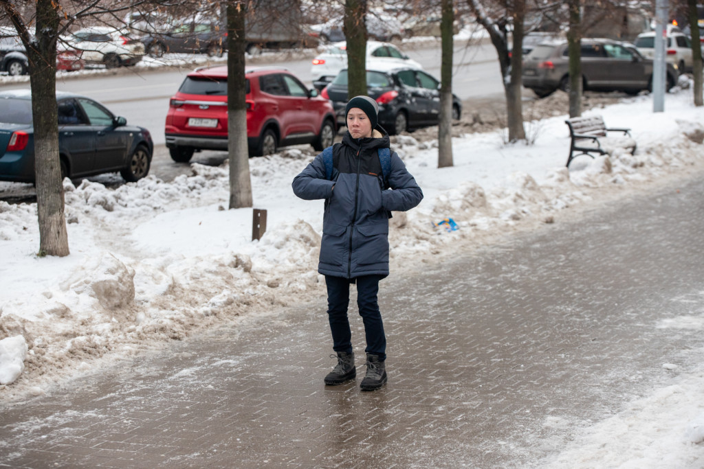 лед на тротуаре. дети на дороге. гололед пешеходы. гололед башинформ. чёрный лёд на дороге что это.