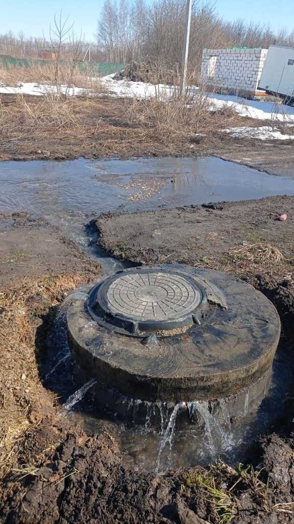 В Кимовске из канализационного колодца бъет фонтан