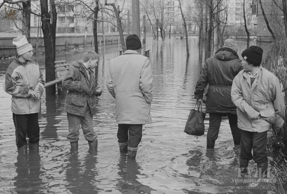 Двор дома Сойфера 37 1994.png