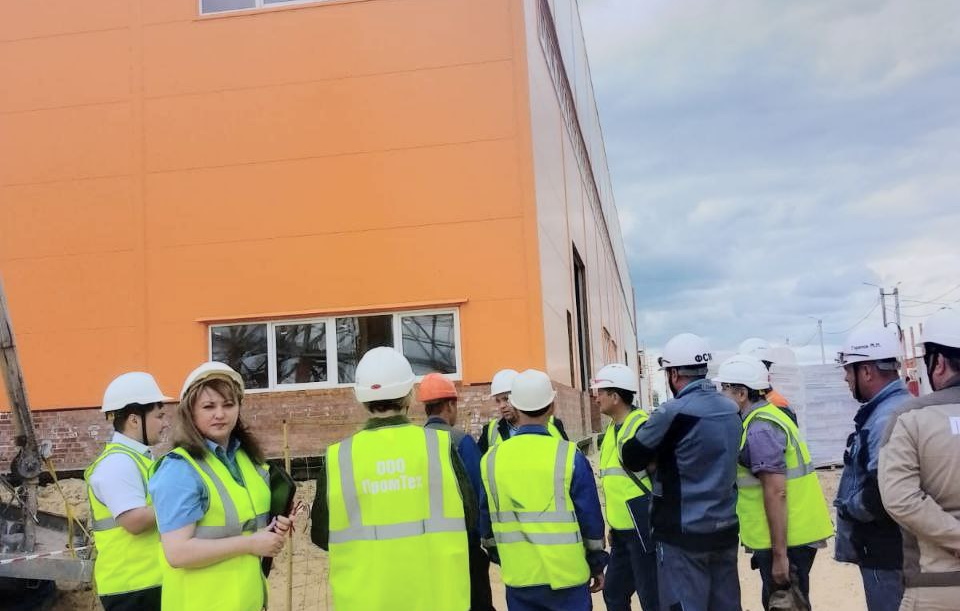 При падении с автовышки пострадали 59-летний и 37-летний рабочие / прокуратура