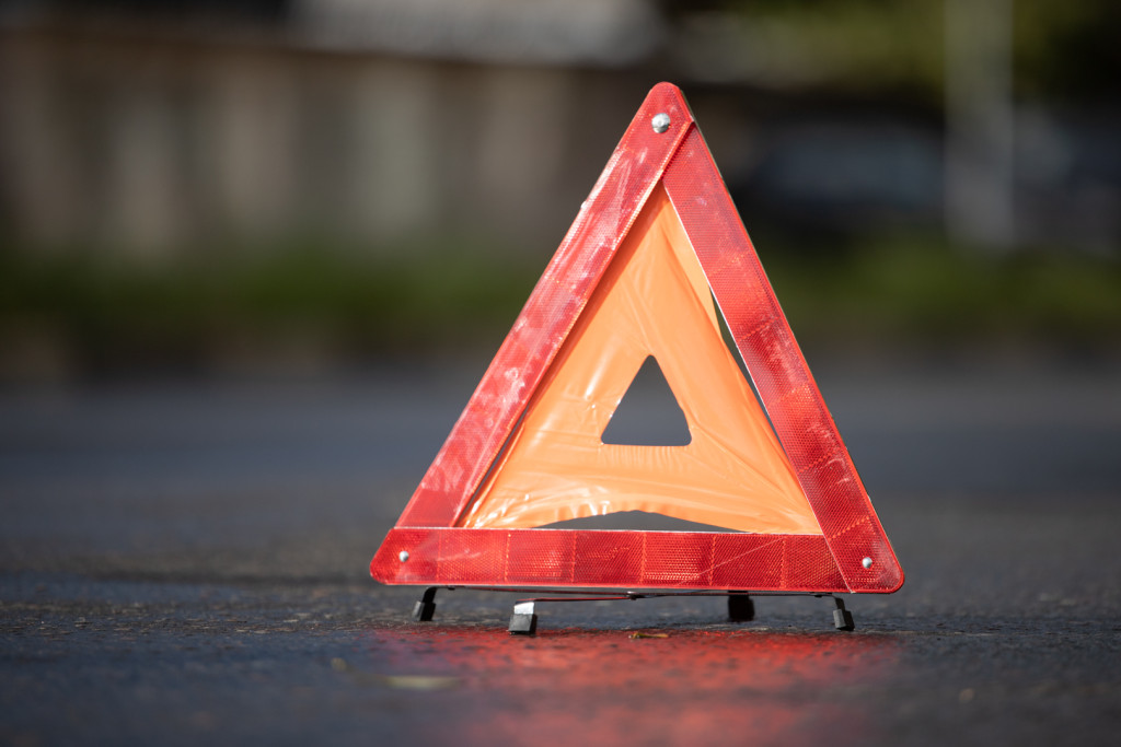 Не забудьте включить аварийку и выставить аварийный знак / Тульская служба новостей